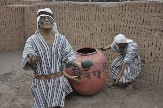 Representação de ritual do Povo Lima na Huaca Pucllana, em Miraflores, bairro de Lima - Peru